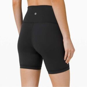 Lululemon Wunder Train High-Rise Short 6"
Black Size 4
